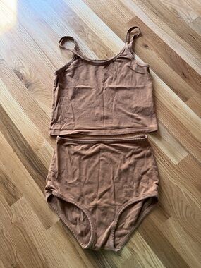 ARQ SET toffee top L , high waisted bottom M